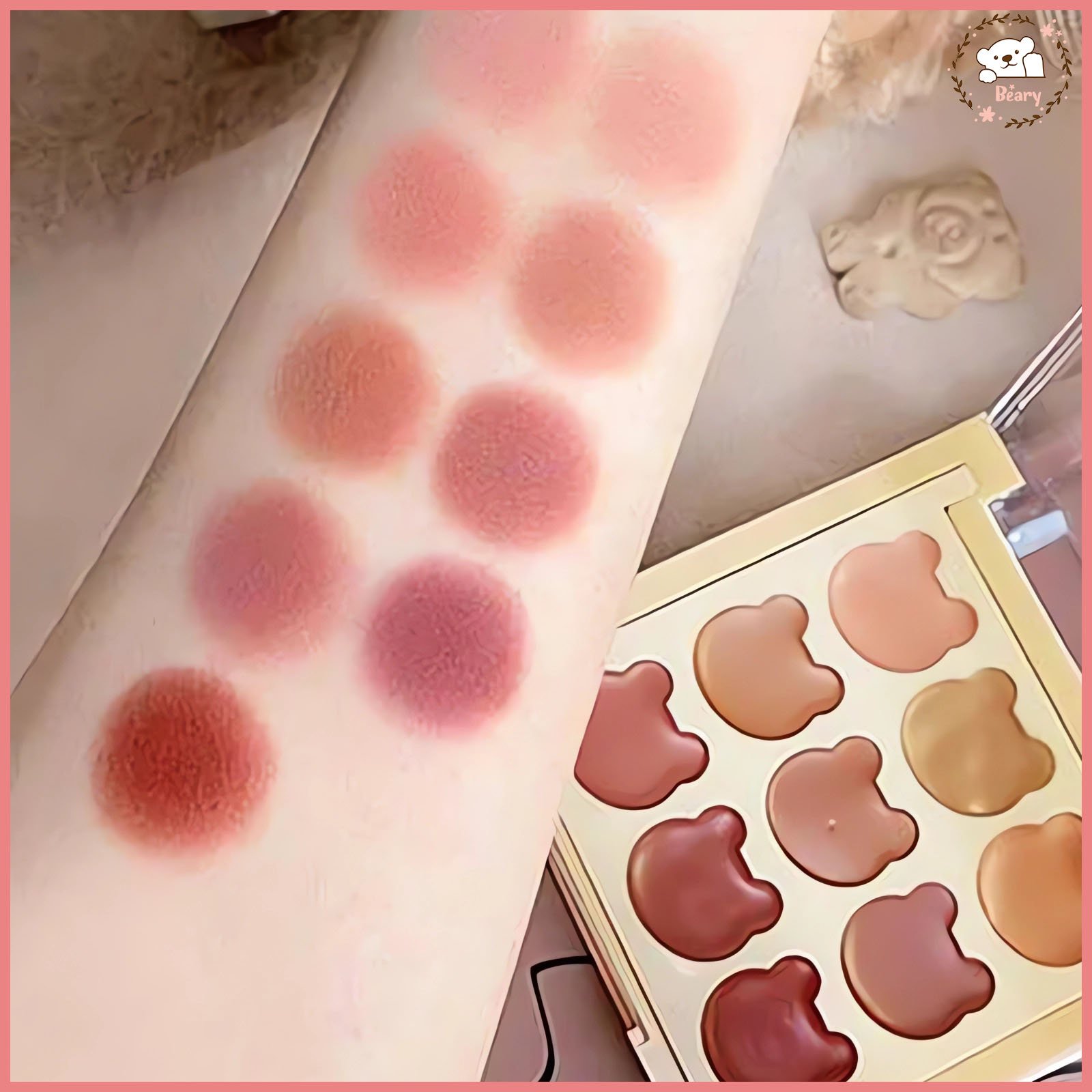 باليت روج الدباديب Clay Bears Lipstick الروج clay ماط يعني قوامه بيكون مخملي تقيل شويه بس ناعم جدا وسهل الدمج شبه قوام الموس بلاشر ممكن تستخدميه روج شفايف او بلاشر خدود