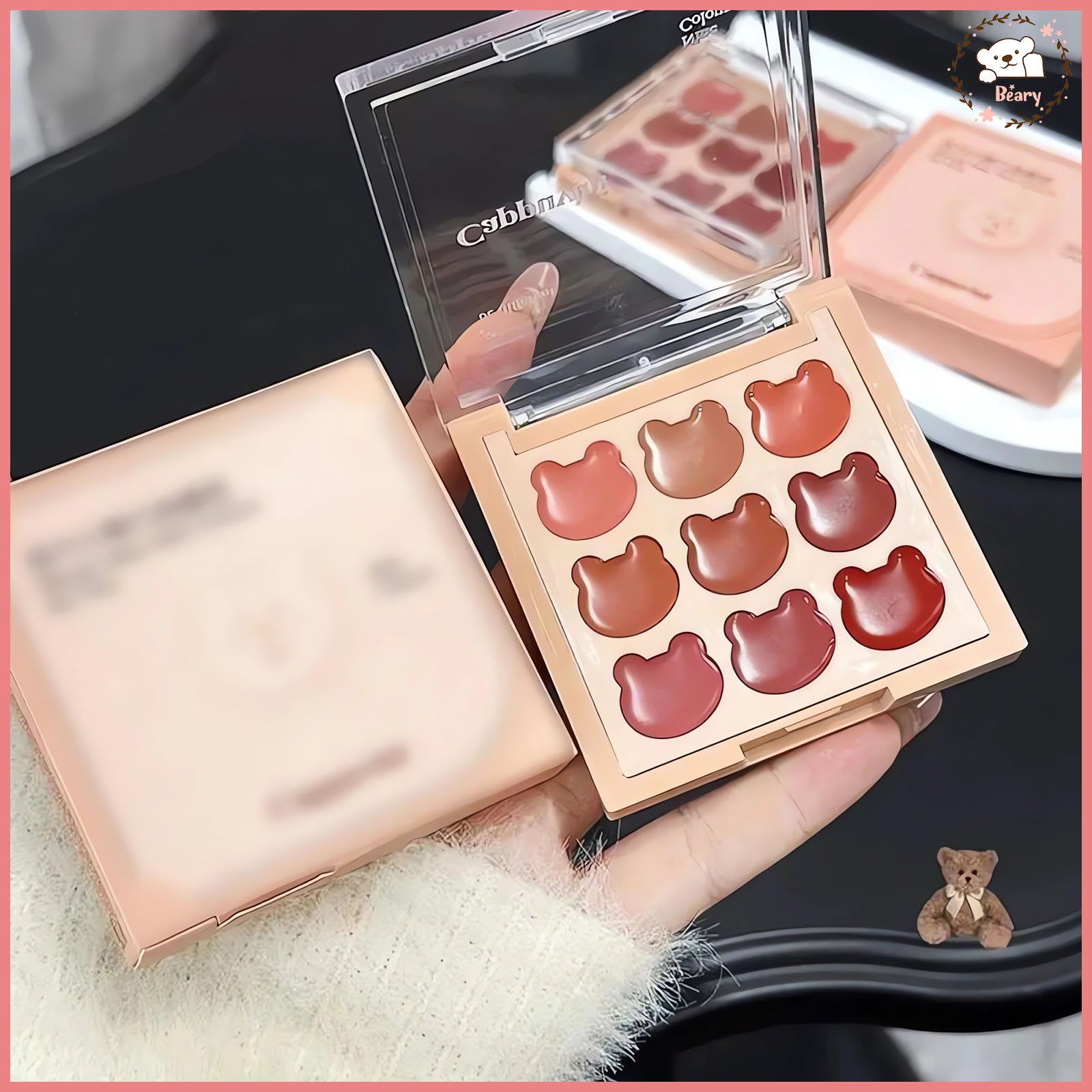 الروج clay ماط يعني قوامه بيكون مخملي تقيل شويه بس ناعم جدا وسهل الدمج شبه قوام الموس بلاشر ممكن تستخدميه روج شفايف او بلاشر