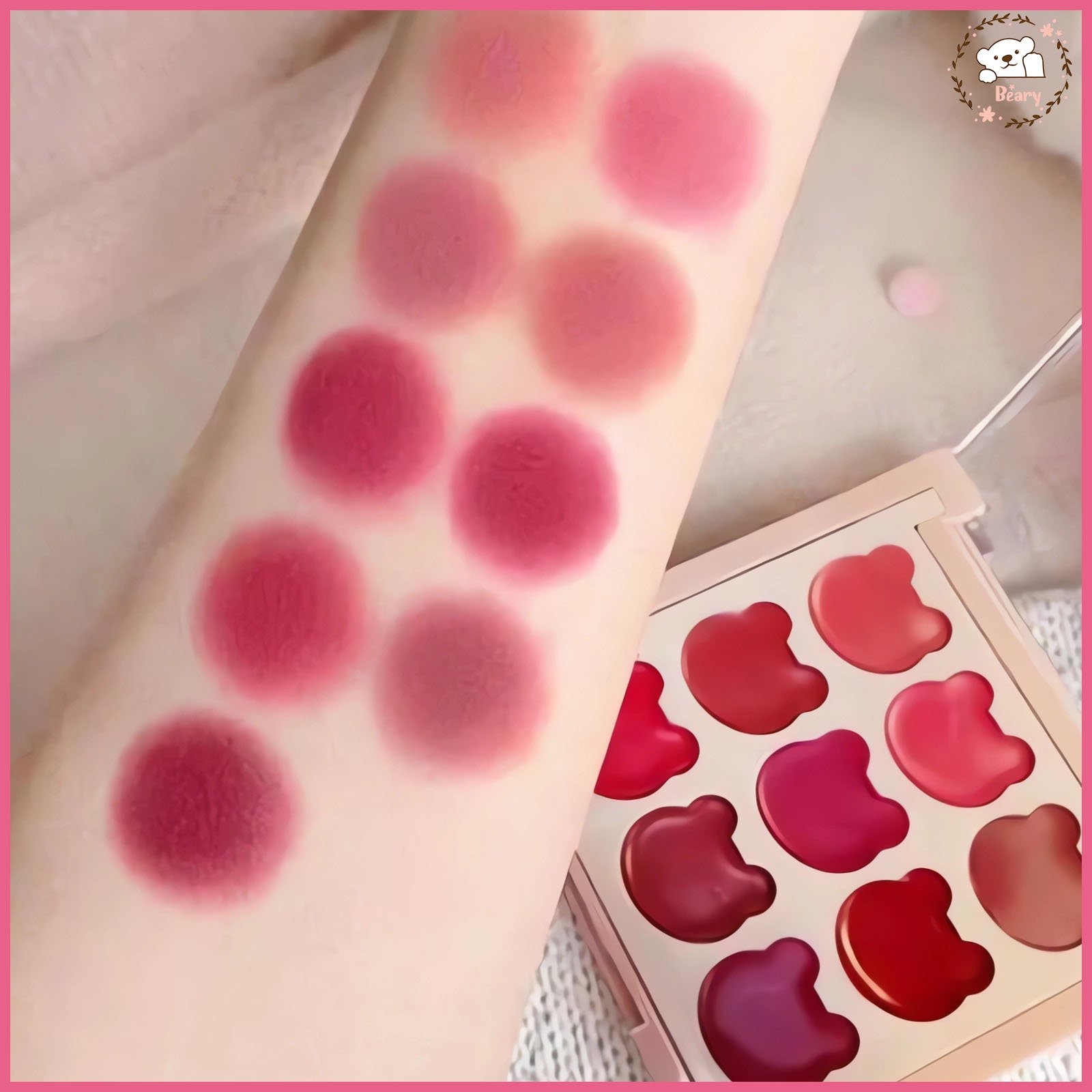 الروج clay ماط يعني قوامه بيكون مخملي ناعم جدا وسهل الدمج شبه قوام الموس بلاشر ممكن تستخدميه روج وبلاشر