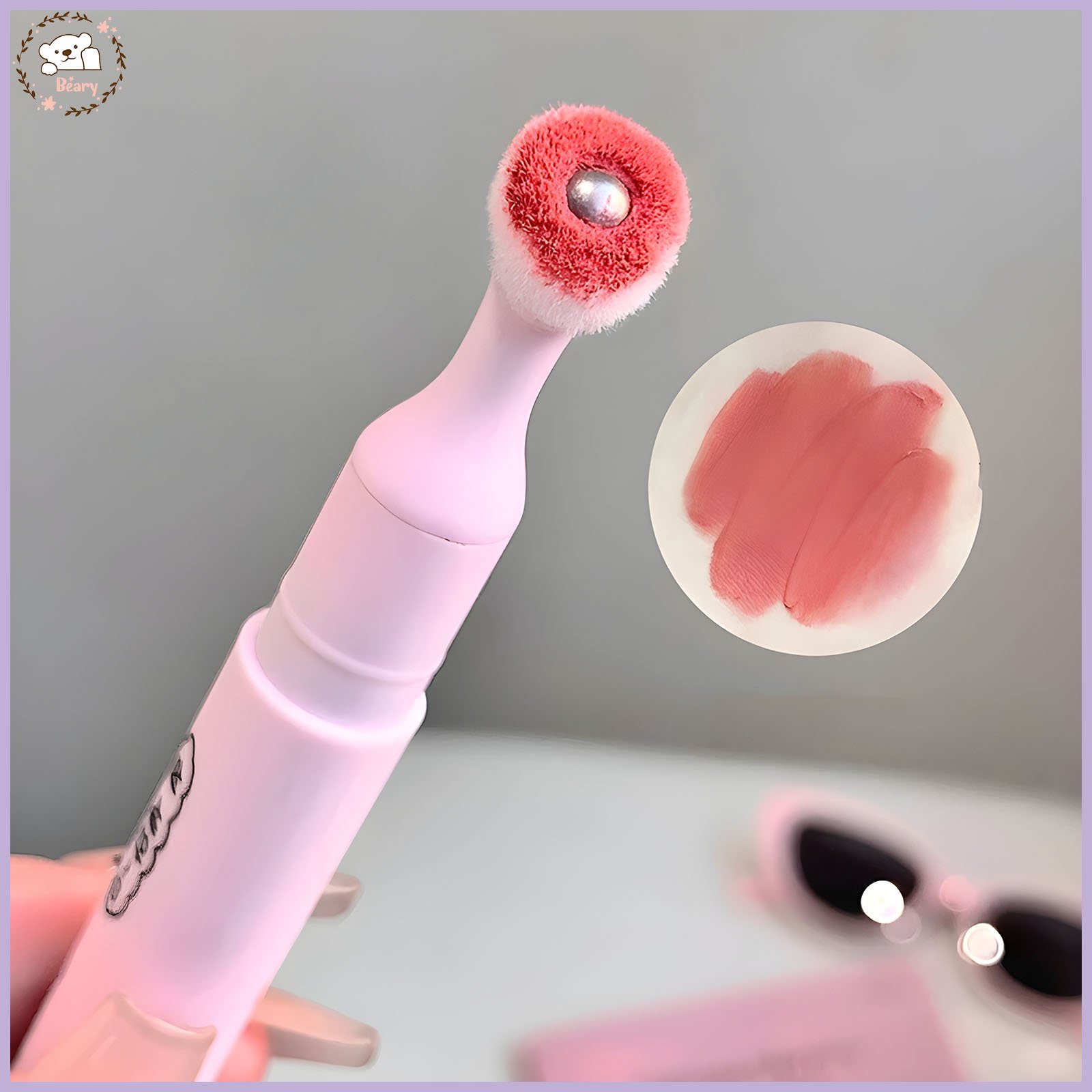 روج فلافي أسهل روج ممكن تستخدمي  الروج قوامه كريمي ناعم بيدي لوك ماط الدمج بتاعه سهل ومريح لأن الأبليكيتور عباره عن كوره بتوزع الروج على الشفايف