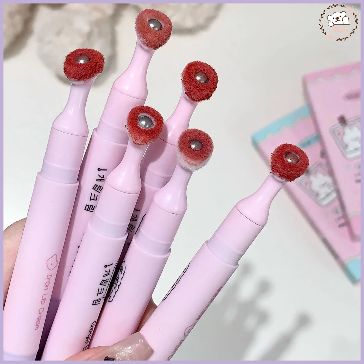 روج فلافي أسهل روج ممكن تستخدمي  الروج قوامه كريمي بيدي لوك ماط الدمج بتاعه سهل ومريح لأن الأبليكيتور عباره عن كوره معدن صغيره بتوزع الروج على الشفايف