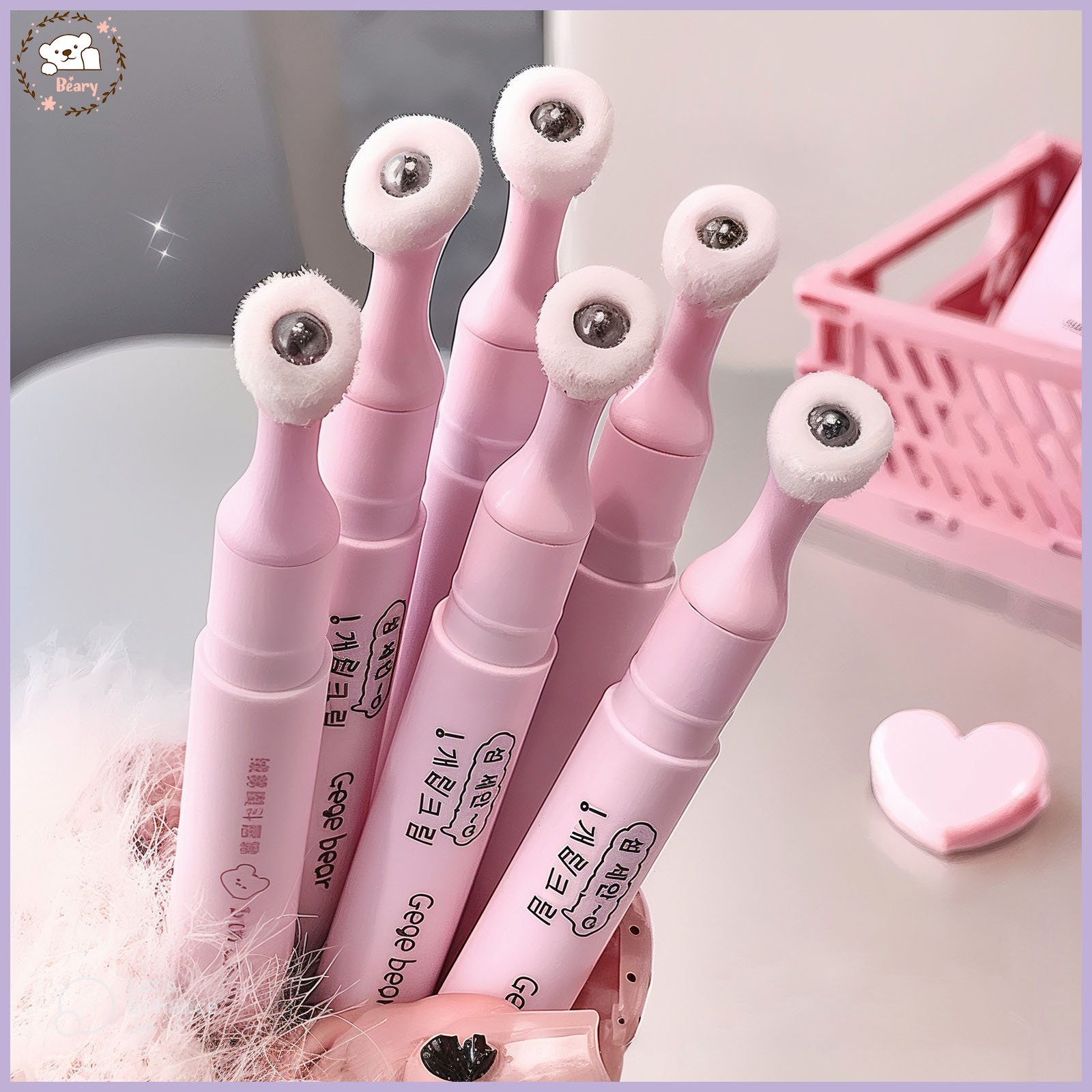 روج فلافي أسهل روج ممكن تستخدمي  الروج قوامه كريمي ناعم بيدي لوك ماط الدمج بتاعه سهل ومريح لأن الأبليكيتور عباره عن كوره معدن صغيره بتوزع الروج على الشفايف