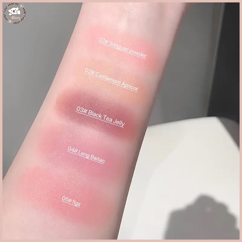 بلاشر ستيك كريمي Stick Blusher اسهل بلاشر ممكن تستخدميه لأنه عباره عن بلاشر كريمي بشكل ستيك البلاشر ناعم جدا سهل الدمج على الخدود