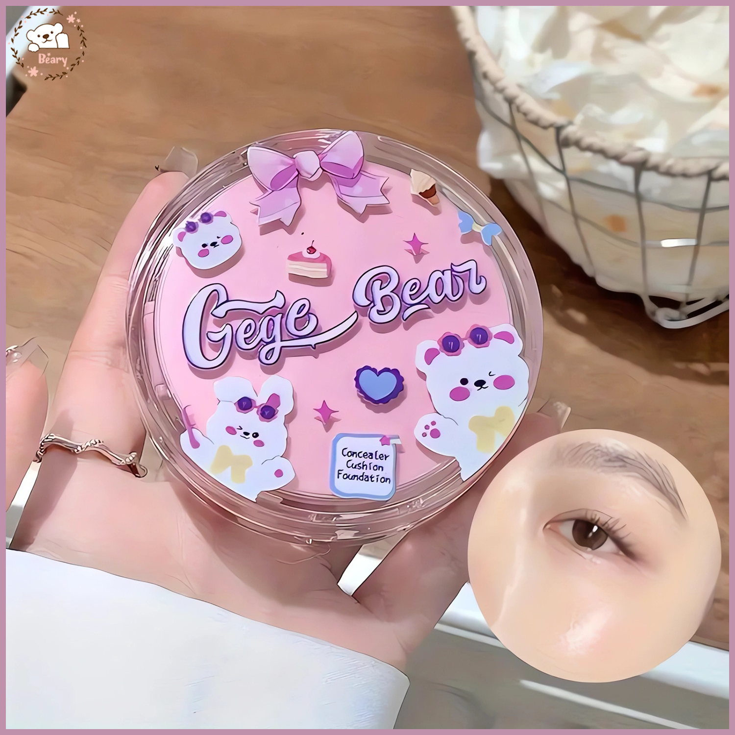 كوشن الدبدوب هو كريم مرطب للبشره بيعمل تغطيه طبيعية للبشره وكمان بيديها جلو خفي Bear Cushion ممزوج بنسبه من الكونسيلر وده بيساعد على توحيد لون البشره ويصغر شكل المسام ويديها نضاره طبيعي ملمسه ناعم جدا وسهل التوزيع على البشره والدمج وبيجي معاه بوف ناعمه